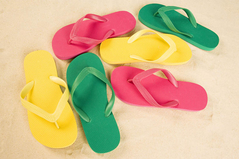 无人,横图,俯视,室内,特写,白天,凉鞋,沙滩,静物,鞋子,三双,沙子,海岸,沙地,排列,黄色,红色,绿色,摄影,影棚,摆列,海滩,彩图,高角度拍摄,影棚拍摄,夹趾拖鞋,人字拖,人字拖鞋,拍摄,布列,分列