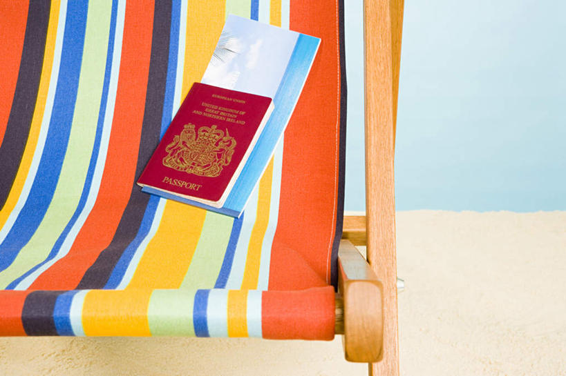 无人,横图,室内,特写,白天,正面,静物,椅子,一把,一本,蓝色背景,沙子,墙,躺椅,墙壁,墙面,蓝色,摄影,影棚,护照,沙滩椅,彩图,影棚拍摄,拍摄