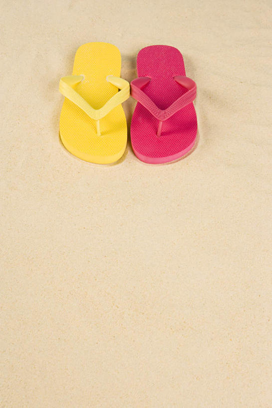 无人,竖图,俯视,室内,特写,白天,凉鞋,沙滩,鞋子,一双,沙子,海岸,沙地,黄色,红色,摄影,影棚,海滩,彩图,高角度拍摄,影棚拍摄,夹趾拖鞋,人字拖,人字拖鞋,拍摄