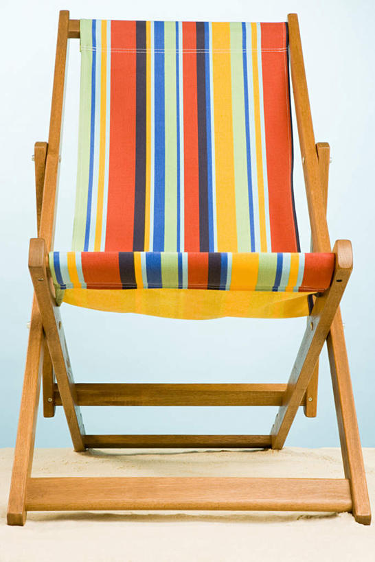 无人,竖图,室内,特写,白天,正面,静物,椅子,一把,蓝色背景,躺椅,夏季,夏日,夏天,摄影,影棚,沙滩椅,炎天,彩图,影棚拍摄,拍摄