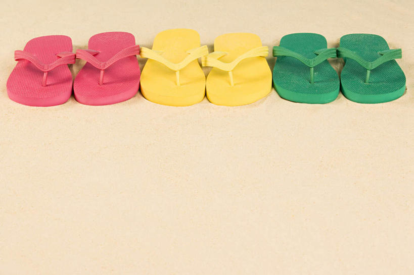 无人,横图,俯视,室内,特写,白天,凉鞋,静物,鞋子,三双,一排,米色背景,整齐,排列,黄色,红色,绿色,摄影,影棚,队列,彩图,高角度拍摄,影棚拍摄,夹趾拖鞋,人字拖,人字拖鞋,拍摄