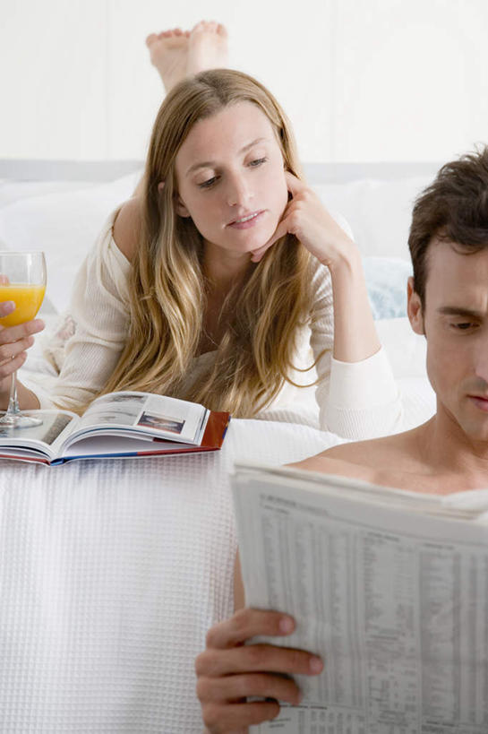 西方人,两个人,夫妻,坐,笑,微笑,竖图,室内,白天,正面,爱情,阅读,床,卧室,报纸,杂志,欧洲,欧洲人,一本,学习,睡衣,信息,墙,双人床,床单,浪漫,注视,被子,墙壁,墙面,白色,观察,看,趴着,恩爱,读书,浏览,恋人,观看,新闻,一份,察看,被单,关注,寝衣,男人,男性,年轻女性,中年男性,白种人,夫妇,情侣,趴,坐着,半身,彩图,睡房,卧房,伴侣,报刊