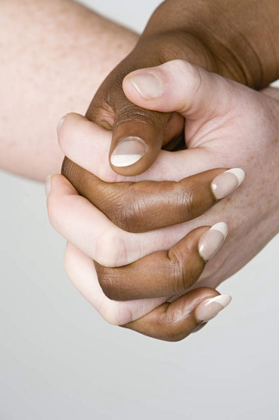 手,指甲,两个人,伙伴,朋友,握手,竖图,室内,特写,白天,正面,友谊,灰色背景,手部,手指,摄影,影棚,友情,年轻女性,女人,女性,白种人,手指甲,搀手,拉手,手搀手,手拉手,手牵手,手握手,半身,彩图,影棚拍摄,拍摄