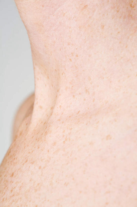 西方人,脖子,锁骨,肩胛骨,胸骨,肋骨,一个人,竖图,室内,特写,白天,侧面,欧洲,欧洲人,仅一个男性,仅一个人,灰色背景,裸露,仅一个年轻男性,摄影,影棚,裸,胸椎,腰骨,肋软骨,男人,男性,年轻男性,白种人,脖,颈,颈部,半身,彩图,影棚拍摄,拍摄