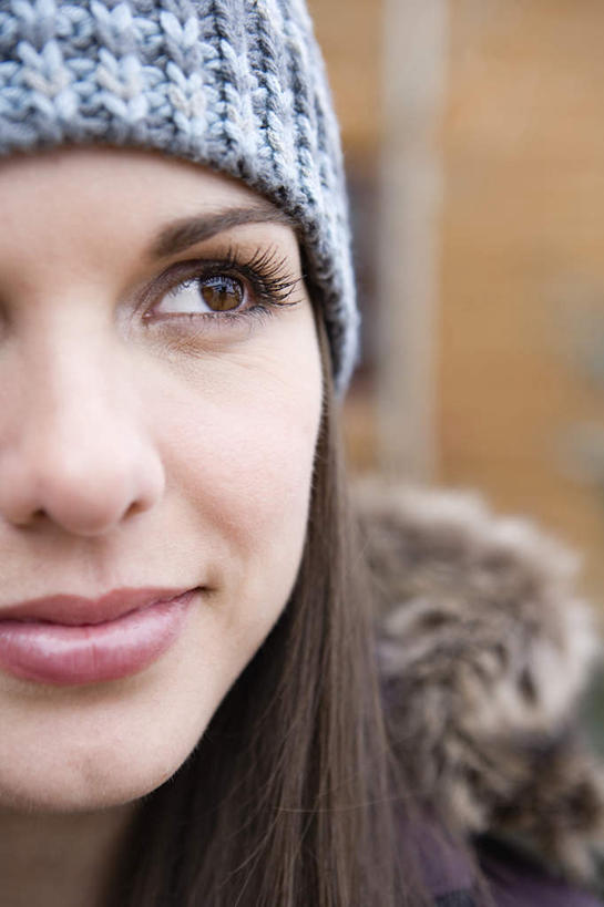 西方人,脸,头,脸颊,一个人,家,木屋,站,笑,微笑,竖图,室外,特写,白天,正面,帽子,欧洲,欧洲人,仅一个年轻女性,仅一个女性,仅一个人,服装,朦胧,模糊,注视,肩膀,住宅,衣服,观察,看,站着,温暖,服饰,观看,羽绒服,保暖,察看,御寒,关注,编织帽,冬装,年轻女性,女人,女性,白种人,头部,脸部,脸蛋,面部,站立,半身,彩图,茅舍,茅屋,棚屋,小木屋,小屋