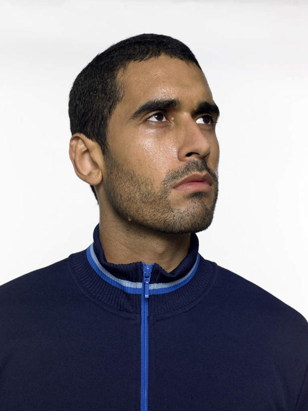 西方人,脸,头,脸颊,胡须,一个人,运动员,竖图,室内,特写,白天,白色背景,正面,运动服,欧洲,欧洲人,仅一个男性,仅一个人,服装,注视,肩膀,仅一个年轻男性,衣服,观察,看,摄影,服饰,影棚,观看,察看,衣着,忧愁,忧虑,穿着,关注,衣饰,担心,男人,男性,年轻男性,白种人,头部,胡子,络腮胡,脸部,脸蛋,面部,体育运动员,运动选手,半身,彩图,影棚拍摄,拍摄,运动装