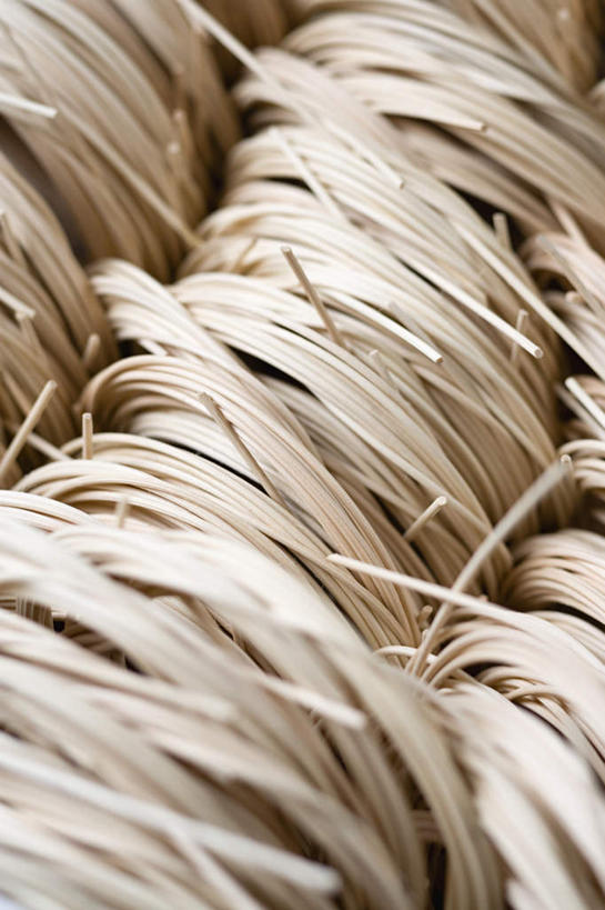 无人,交叉,竖图,俯视,室内,特写,白天,竹子,静物,一排,竹制,整齐,并列,并排,编织,篮子,排列,竹篮,竹条,交织,竹制品,柳条,队列,平行,穿插,彩图,高角度拍摄