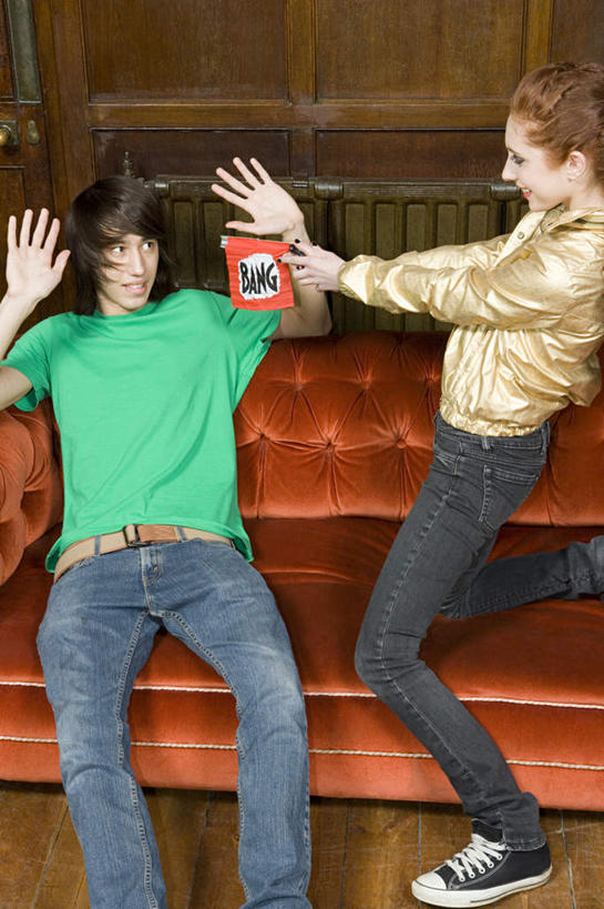 西方人,两个人,客厅,躺,举,竖图,俯视,室内,白天,爱情,游戏,沙发,玩具,欧洲,欧洲人,服装,墙,浪漫,玩,休闲装,娱乐,墙壁,墙面,一个,衣服,托,休闲,温暖,温馨,休闲服,恩爱,益智,恋人,服饰,手枪,单个,活动,和睦,起居室,发泄,消遣,智力,投降,佩服,宣泄,客堂,降服,投诚,卧着,男人,男性,年轻男性,年轻女性,女人,女性,白种人,情侣,屈膝,举起,举手,举着,躺着,玩耍,卧,嬉戏,向上举,向上伸,向上托,半身,彩图,高角度拍摄,伴侣,融洽,皮沙发