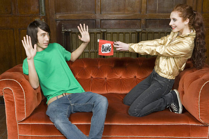 西方人,两个人,客厅,躺,举,横图,室内,白天,侧面,爱情,游戏,沙发,玩具,欧洲,欧洲人,服装,墙,浪漫,玩,休闲装,娱乐,墙壁,墙面,一个,衣服,托,休闲,温暖,温馨,休闲服,恩爱,益智,恋人,服饰,手枪,单个,活动,和睦,起居室,发泄,消遣,智力,投降,佩服,宣泄,客堂,降服,投诚,卧着,男人,男性,年轻男性,年轻女性,女人,女性,白种人,情侣,屈膝,举起,举手,举着,躺着,玩耍,卧,嬉戏,向上举,向上伸,向上托,半身,彩图,伴侣,融洽,皮沙发