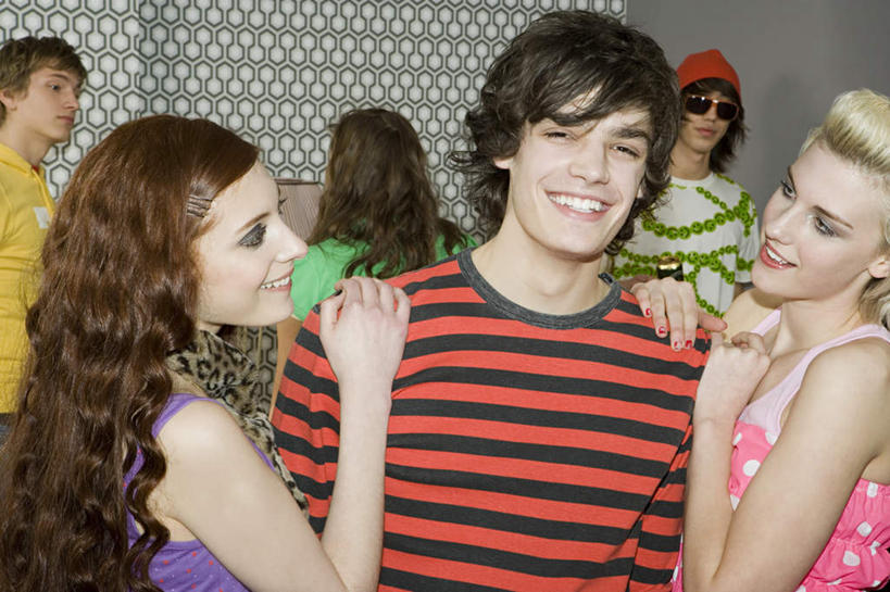 西方人,三个人,站,笑,微笑,露齿笑,横图,室内,白天,正面,爱情,欧洲,欧洲人,一条,服装,装饰,墙,浪漫,注视,休闲装,墙壁,墙面,衣服,围巾,观察,看,站着,休闲,温暖,温馨,休闲服,恩爱,搭,恋人,服饰,围脖,观看,保暖,华丽,点缀,和睦,察看,御寒,搭着,关注,衬托,美观,雅致,雅观,嫉妒,妒忌,忌妒,男人,男性,年轻男性,年轻女性,女人,女性,白种人,情侣,站立,半身,彩图,伴侣,融洽