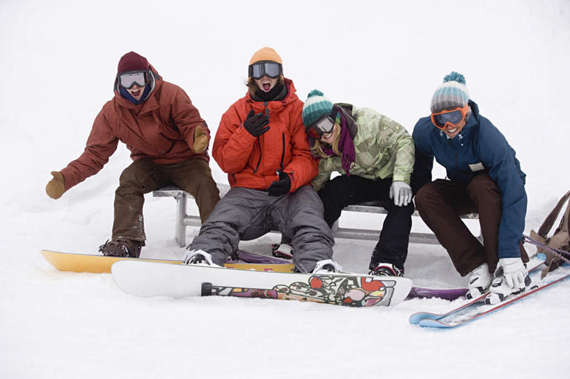 西方人,四个人,伙伴,朋友,坐,横图,室外,白天,正面,友谊,安全,雪,大雪,帽子,欧洲,欧洲人,服装,眼镜,积雪,雪景,冬季,冬天,防护,注视,衣服,手套,观察,看,温暖,寒冷,服饰,观看,羽绒服,保暖,护目镜,保护,察看,御寒,关注,保险,保全,周全,安稳,安定,棉帽,严寒,安全防护眼镜,冬装,平安,友情,男人,男性,年轻男性,年轻女性,女人,女性,白种人,坐着,彩图,全身,防护眼镜
