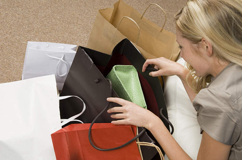 西方人,一个人,站,横图,俯视,室内,特写,白天,购物,消费,袋子,欧洲,欧洲人,仅一个年轻女性,仅一个女性,仅一个人,许多,弯腰,阴影,服装,反射,包装袋,手提袋,影子,购物袋,注视,休闲装,衣服,低头,观察,看,站着,休闲,休闲服,金融,服饰,观看,寻找,察看,购买,关注,贸易,寻觅,弯身,探求,年轻女性,女人,女性,白种人,站立,半身,彩图,高角度拍摄