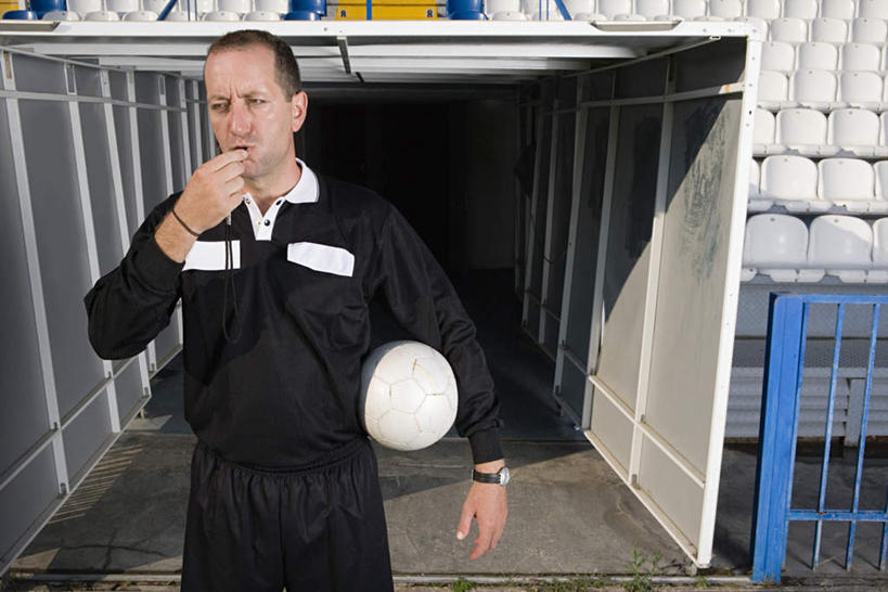 西方人,一个人,体育馆,运动场,站,横图,室外,白天,正面,运动服,比赛,足球,欧洲,欧洲人,仅一个男性,仅一个人,仅一个中年男性,裁判,握,服装,传递,信息,哨子,足球装备,拿,拿着,注视,运动器械,体育场,衣服,观察,看,站着,健身器械,联络,握着,服饰,观看,声音,信号,察看,口哨,衣着,穿着,关注,集合,健身器材,运动馆,蹴鞠,召唤,传达,号令,讯号,衣饰,足球运动,男人,男性,中年男性,白种人,站立,半身,彩图,运动器材,运动装