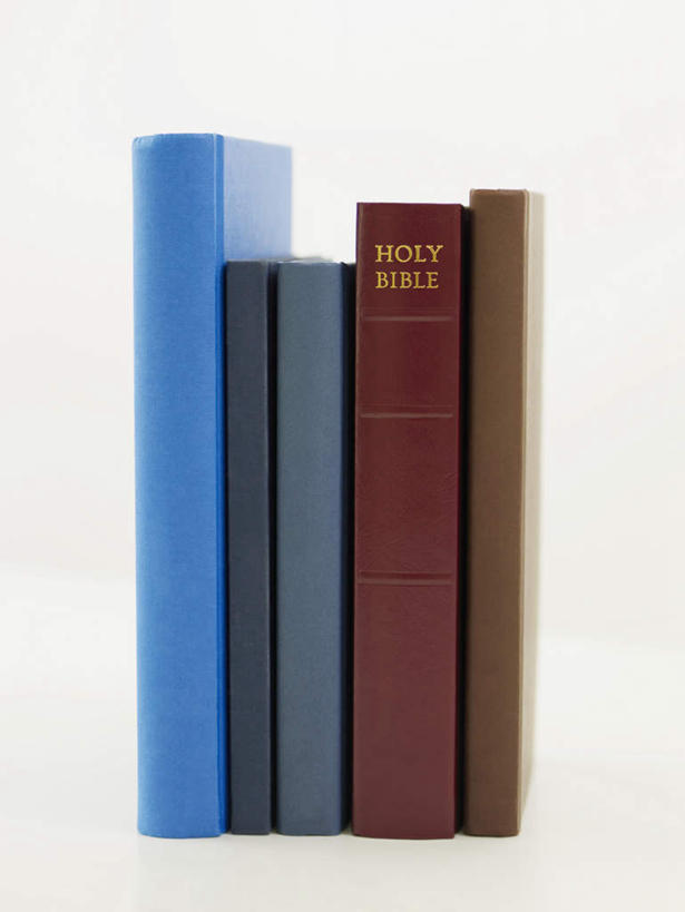 无人,竖图,室内,特写,白天,白色背景,正面,看书,阅读,静物,书籍,一排,学习,整齐,英文,标志,文字,字符,字母,圣经,五本,标识,排列,书本,看,读书,浏览,摄影,影棚,英文字母,队列,书,图书,彩图,影棚拍摄,拍摄