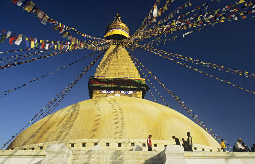 东方人,寺庙,站,横图,室外,白天,仰视,旅游,度假,名胜古迹,标志建筑,地标,建筑,尼泊尔,亚洲,一排,许多,行人,游客,游人,阴影,服装,遗迹,整齐,光线,影子,塔,首都,许多人,注视,休闲装,黄种人,古迹,文物,娱乐,建设,古建筑,宝塔,经幡,路人,旅客,排列,衣服,蓝色,蓝天,天空,阳光,庙宇,天,观察,看,站着,一群人,享受,休闲,休闲服,旅游胜地,放松,服饰,晴朗,观看,察看,队列,关注,南亚,古文明,加德满都,博达塔,万里无云,风马旗,尼泊尔王国,加都,德满都,浮图,浮屠,过客,博大哈佛塔,浮图纳特塔,男人,男性,女人,女性,中年男性,中年女性,亚洲人,晴空,晴空万里,站立,彩图,低角度拍摄,全身,庙,寺