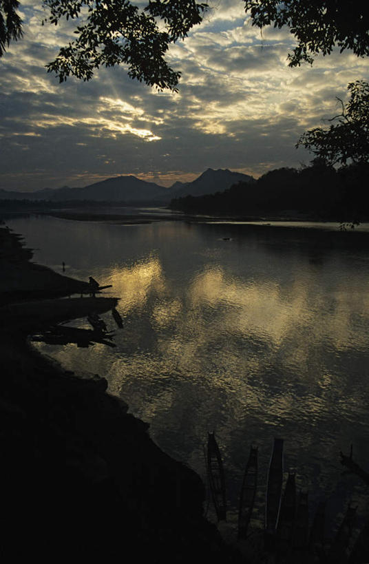无人,竖图,室外,白天,正面,旅游,度假,河流,美景,日落,山,山脉,水,植物,老挝,亚洲,波纹,河水,景观,山峰,水流,晚霞,霞光,落日,涟漪,山峦,娱乐,树,树木,绿色,倒影,水纹,自然,黄昏,波浪,群山,享受,休闲,景色,彩霞,放松,东南亚,生长,成长,倒映,自然风光,水晕,老挝人民民主共和国,夕照,反照,琅勃拉邦省,夕阳,彩图,斜阳