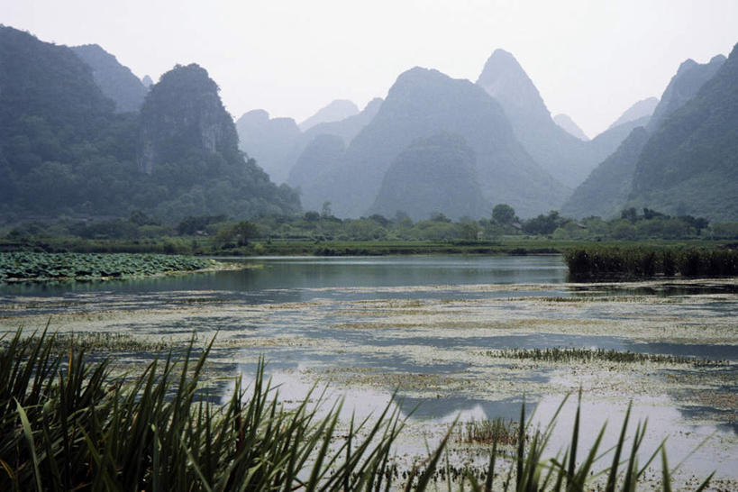 无人,横图,室外,白天,正面,旅游,度假,河流,美景,山,山脉,水,桂林,中国,亚洲,阴影,波纹,光线,影子,河水,景观,山峰,水流,涟漪,山峦,娱乐,倒影,水纹,天空,阳光,自然,波浪,群山,天,享受,休闲,景色,放松,晴朗,广西,倒映,自然风光,东亚,万里无云,广西壮族自治区,中华人民共和国,桂林市,桂,华南地区,水晕,反照,晴空,晴空万里,彩图