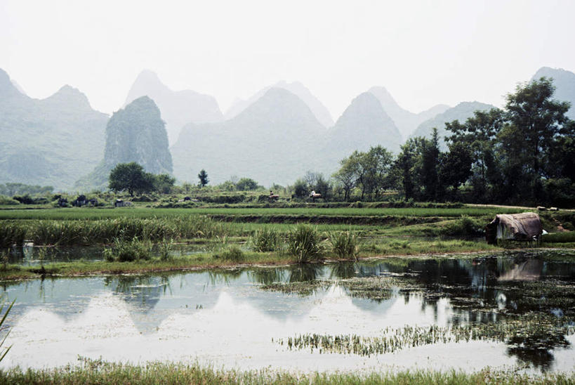 无人,横图,室外,白天,正面,旅游,度假,河流,美景,山,山脉,水,雾,桂林,中国,亚洲,阴影,波纹,朦胧,模糊,光线,影子,河水,景观,山峰,水流,涟漪,山峦,娱乐,倒影,水纹,天空,阳光,自然,波浪,群山,天,享受,休闲,景色,放松,晴朗,广西,迷雾,倒映,自然风光,东亚,万里无云,广西壮族自治区,中华人民共和国,桂林市,桂,华南地区,水晕,反照,大雾,晴空,晴空万里,彩图