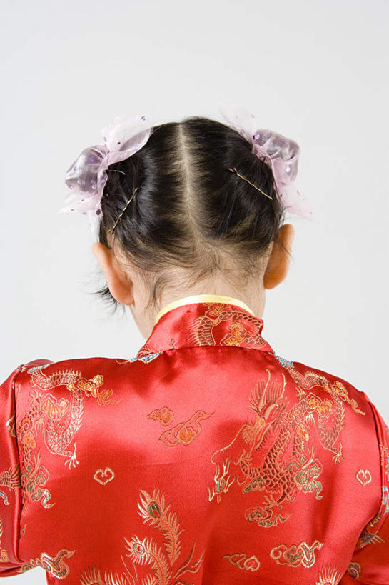 儿童,一个人,站,竖图,室内,特写,白天,白色背景,民族服装,纯洁,春节,仅一个女性,仅一个人,节日,庆祝,装饰,头饰,文化,肩膀,小孩,背面,红色,站着,仅一个小孩,庆典,可爱,童年,童趣,摄影,影棚,纪念,华丽,修饰,点缀,童真,烂漫,无邪,衬托,美观,雅致,雅观,天真,女孩,女人,女性,孩子,站立,半身,彩图,影棚拍摄,传统服装,民俗服,拍摄,唐装,女生