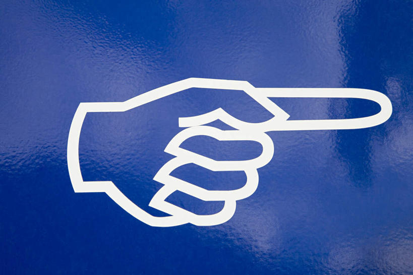 手,无人,横图,室外,特写,白天,正面,指示牌,指,标志,文字,指点,标识,蓝色,手部,手指,指向,彩图