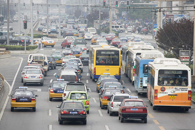 无人,横图,俯视,室外,白天,度假,美景,植物,城市风光,城市,道路,路,公路,汽车,一排,整齐,景观,分界线,停车线,交通,娱乐,车,树,树木,排列,绿色,自然,交通工具,轿车,享受,休闲,景色,放松,生长,成长,车行道,车行道分界线,堵塞,队列,载具,标线,车行线,梗塞,拥塞,马路,彩图,高角度拍摄