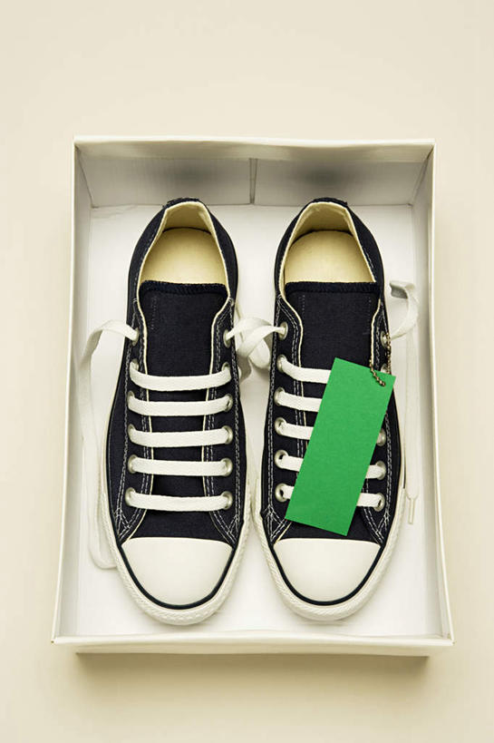 无人,竖图,俯视,室内,特写,白天,静物,鞋子,一双,纸盒,盒子,包装盒,摄影,影棚,休闲鞋,板鞋,彩图,高角度拍摄,影棚拍摄,拍摄