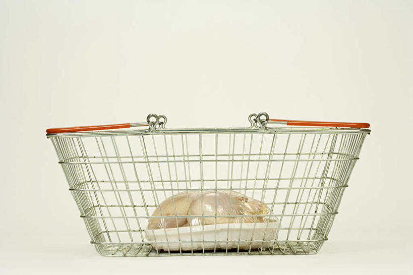 无人,横图,俯视,室内,特写,白天,白色背景,金属制品,阴影,反射,金属,影子,鸡肉,肉,购物篮,肉类,一个,容器,摄影,影棚,单个,储藏,便利,储存,存放,肉食,快捷,方便,寄存,寄放,暂存,彩图,高角度拍摄,影棚拍摄,拍摄,贮存