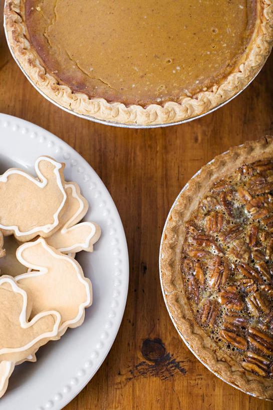 点心,无人,竖图,俯视,室内,特写,白天,下午茶,桌面,桌子,餐具,阴影,反射,木制,碟子,壶,盘,影子,核桃,食品,坚果,甜点,甜品,果实,水壶,食物,糕点,盘子,茶壶,木制品,容器,碟,饼干,甜食,干果,零食,派,胡桃,羌桃,装饰饼干,核桃派,彩图,高角度拍摄