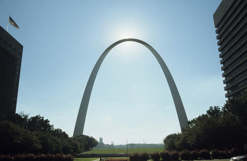 无人,高楼大厦,横图,室外,白天,仰视,旅游,度假,办公楼,草地,草坪,植物,标志建筑,城市,大厦,地标,建筑,摩天大楼,写字楼,旗帜,国旗,美国,阴影,飘扬,光线,影子,娱乐,建设,草,树,树木,蓝色,绿色,蓝天,天空,阳光,自然,楼宇,天,享受,休闲,旅游胜地,商务楼,放松,生长,晴朗,成长,飘逸,北美,北美洲,飞扬,美洲,万里无云,北亚美利加洲,亚美利加洲,密苏里,密苏里州,索证之州,圣路易斯,圣卢易斯,圣路易士,盖特威拱门,萨尔南拱门,圣路易弧形拱门,圣路易斯拱门,西进之门,旗,晴空,晴空万里,彩图,低角度拍摄,大楼,高层建筑,高楼,摩天楼