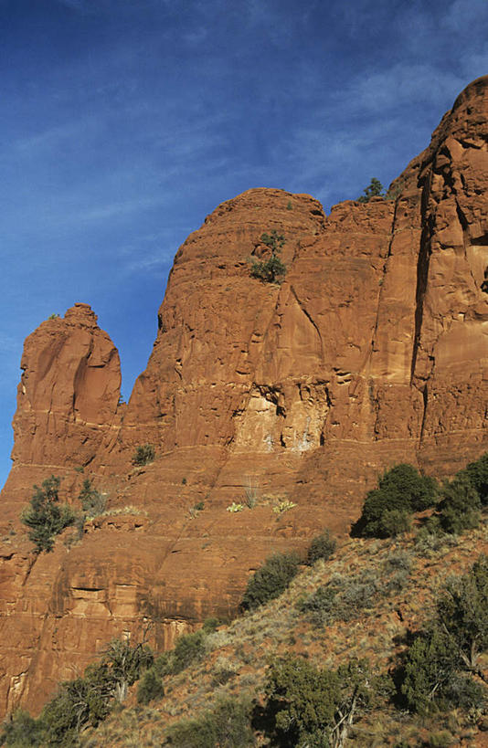 无人,竖图,室外,白天,正面,旅游,度假,草地,石头,美景,沙漠,山,山脉,植物,城市,美国,阴影,光线,石子,影子,景观,山顶,山峰,云,云朵,山峦,云彩,娱乐,草,蓝色,绿色,白云,蓝天,天空,阳光,自然,群山,天,享受,休闲,景色,放松,晴朗,亚利桑那,北美,北美洲,自然风光,美洲,亚利桑那州,沉积岩,大峡谷之州,北亚美利加洲,亚美利加洲,塞多纳,颠峰,极峰,水成岩,大漠,砂漠,石块,岩石,晴空,彩图