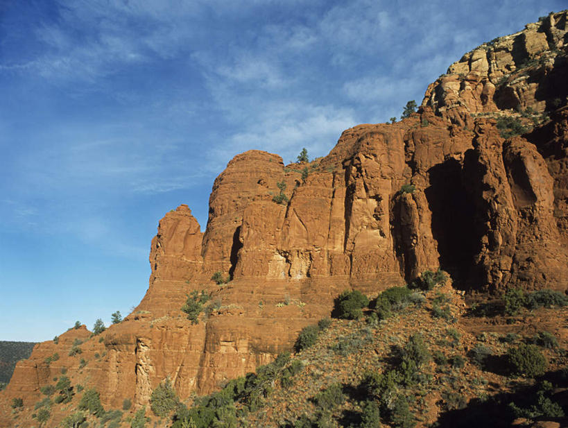 无人,横图,室外,白天,仰视,旅游,度假,草地,石头,美景,山,山脉,植物,城市,美国,阴影,光线,石子,影子,景观,山顶,山峰,云,云朵,山峦,云彩,娱乐,草,蓝色,绿色,白云,蓝天,天空,阳光,自然,群山,天,享受,休闲,景色,放松,晴朗,亚利桑那,北美,北美洲,自然风光,美洲,亚利桑那州,沉积岩,大峡谷之州,北亚美利加洲,亚美利加洲,塞多纳,颠峰,极峰,水成岩,石块,岩石,晴空,彩图,低角度拍摄