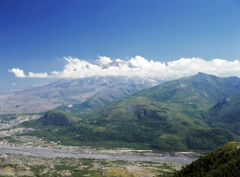 无人,横图,俯视,航拍,室外,白天,旅游,度假,美景,森林,山,山脉,树林,植物,道路,路,公路,华盛顿,美国,朦胧,模糊,景观,山峰,云,云朵,交通,山峦,云彩,娱乐,树,树木,蓝色,绿色,白云,蓝天,天空,自然,群山,天,享受,休闲,景色,放松,生长,晴朗,成长,笔直,北美,北美洲,鸟瞰,自然风光,美洲,华盛顿州,常绿之州,常青州,北亚美利加洲,亚美利加洲,圣海伦斯火山,圣海伦斯火山国家纪念碑,喀斯喀特山脉,笔挺,晴空,马路,彩图,高角度拍摄