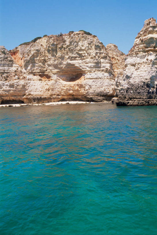 无人,竖图,室外,白天,正面,旅游,度假,河流,石头,美景,山,山脉,水,葡萄牙,欧洲,堆积,石子,河水,景观,山峰,水流,山峦,娱乐,蓝色,蓝天,天空,自然,群山,天,享受,休闲,景色,放松,晴朗,风化,南欧,自然风光,万里无云,葡萄牙共和国,阿尔加维,风蚀,石化,风蚀地貌,岩石层,石块,岩石,晴空,晴空万里,彩图