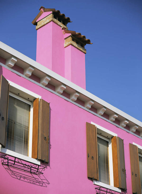 无人,家,竖图,室外,白天,仰视,度假,烟囱,美景,窗户,城市风光,城市,意大利,欧洲,威尼斯,房屋,墙,屋子,景观,公寓,娱乐,洋房,楼房,玻璃窗,墙壁,墙面,住宅,两个,粉色,蓝色,蓝天,天空,天,享受,休闲,景色,放松,晴朗,南欧,万里无云,意大利共和国,一栋,布拉诺岛,晴空,晴空万里,彩图,低角度拍摄,房子