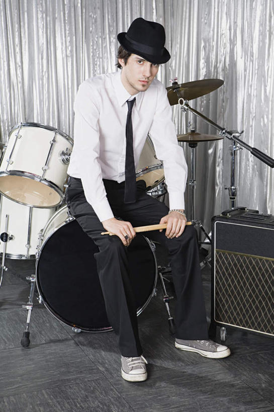 西方人,一个人,坐,竖图,室内,白天,正面,衬衫,纯洁,帽子,欧洲,欧洲人,仅一个男性,仅一个人,握,银色,钹,鼓,架子鼓,乐器,领带,拿,拿着,注视,礼帽,仅一个年轻男性,观察,看,握着,帷幕,信仰,观看,打击乐器,察看,铙钹,铜钹,象征,庄重,高贵,关注,帷幔,身份,幕布,幕帘,爵士鼓,雅致,正式,地位,帷幔布,男人,男性,年轻男性,白种人,坐着,彩图,全身,衬衣