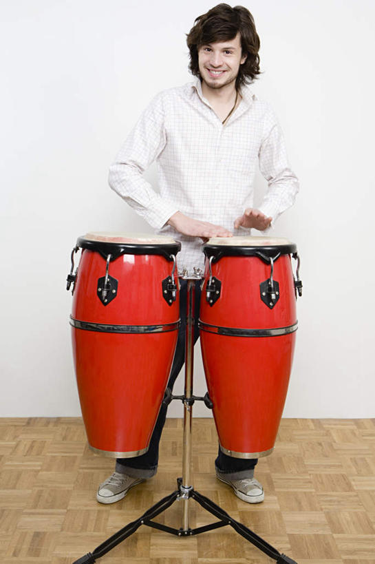 西方人,一个人,站,竖图,室内,白天,白色背景,正面,欧洲,欧洲人,仅一个男性,仅一个人,服装,风俗,民俗,鼓,乐器,敲,注视,休闲装,仅一个年轻男性,衣服,观察,看,站着,休闲,休闲服,摄影,服饰,影棚,观看,打击乐器,察看,录音棚,录音室,节奏,节拍,关注,非洲鼓,民风,录影棚,传统乐器,男人,男性,年轻男性,白种人,站立,彩图,全身,影棚拍摄,拍摄