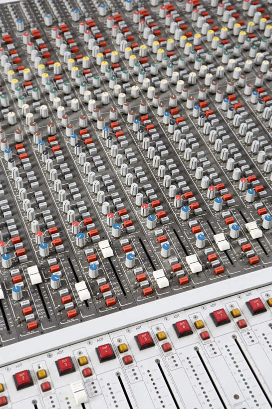 无人,竖图,俯视,室内,特写,白天,零件,电路,静物,一排,许多,关闭,整齐,并列,并排,很多,加工,开关,排列,按钮,打开,放大,修饰,混合,录音棚,录音室,播音,开启,队列,广播,调音台,分配,平行,闭合,录影棚,调音控制台,彩图,高角度拍摄