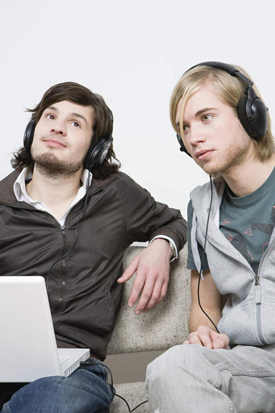 西方人,两个人,伙伴,朋友,坐,竖图,室内,白天,白色背景,正面,快乐,满意,友谊,幸福,合作,团队,电脑,笔记本电脑,沙发,欧洲,欧洲人,服装,网络,音响,音乐,听,注视,休闲装,娱乐,通讯设备,衣服,耳机,观察,看,享受,休闲,休闲服,放松,战略,摄影,服饰,影棚,观看,察看,无线,录音棚,录音室,舒适,享乐,关注,通信设备,无线网络,布艺沙发,无线上网,便携式电脑,联合,合谋,录影棚,配合,协作,友情,手提电脑,男人,男性,年轻男性,白种人,坐着,半身,彩图,影棚拍摄,拍摄