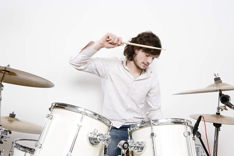 西方人,一个人,坐,举,横图,室内,白天,白色背景,正面,欧洲,欧洲人,仅一个男性,仅一个人,握,服装,裤子,棒子,钹,鼓,架子鼓,乐器,拿,拿着,注视,牛仔裤,休闲装,仅一个年轻男性,衣服,观察,看,托,休闲,休闲服,握着,摄影,服饰,影棚,观看,打击乐器,察看,录音棚,录音室,铙钹,铜钹,关注,爵士鼓,男人,男性,年轻男性,白种人,举起,举手,举着,向上举,向上伸,向上托,坐着,半身,彩图,影棚拍摄,拍摄