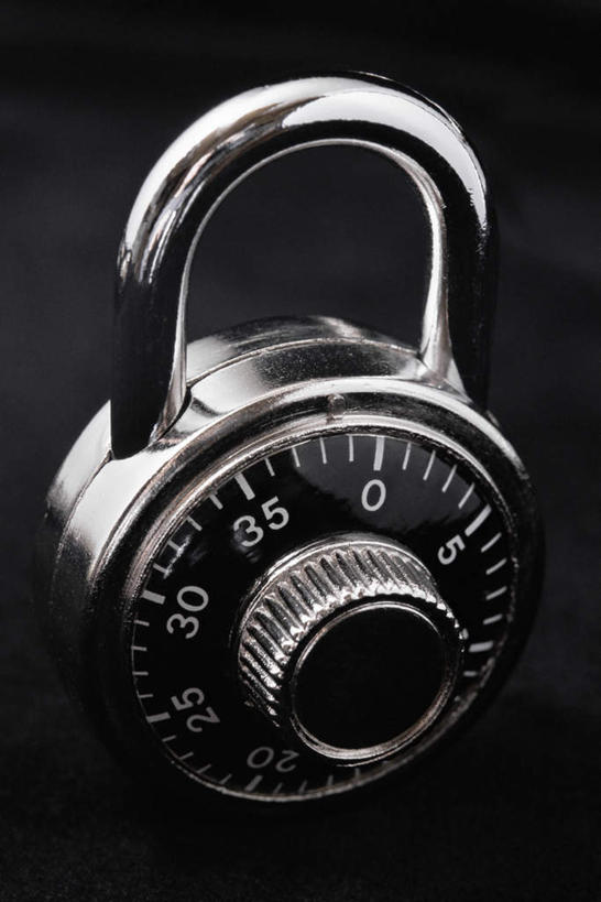 无人,竖图,俯视,室内,特写,白天,安全,静物,黑色背景,标志,数字,文字,字符,防护,标识,锁,一个,摄影,密码,阿拉伯数字,影棚,单个,保护,挂锁,保险,私密,保全,周全,安稳,安定,防盗,平安,彩图,高角度拍摄,影棚拍摄,拍摄