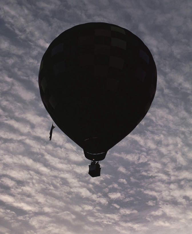 无人,竖图,室外,白天,仰视,旅游,探险,日出,太阳,飞行,云,云朵,交通,朝霞,晨曦,黎明,背光,云彩,航空,刺激,蓝色,白云,蓝天,天空,阳光,热气球,交通工具,天,享受,休闲,运输,晴朗,载具,惊险,户外运动,逆光,考察,冒险,朝阳,晴空,彩图,低角度拍摄,破晓