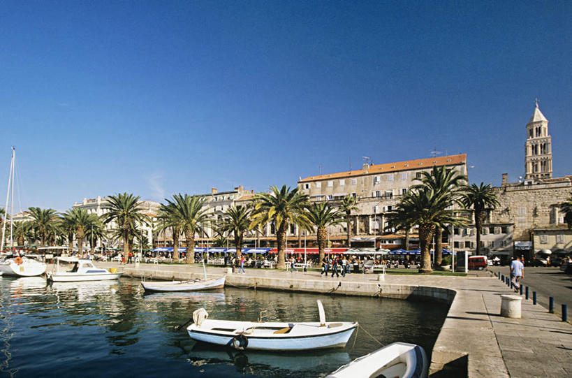 无人,家,宫殿,码头,横图,室外,白天,正面,旅游,度假,河流,水,植物,别墅,标志建筑,地标,港口,建筑,船,棕榈树,叶子,欧洲,克罗地亚,停靠,波纹,房屋,屋子,河水,水流,公寓,木船,绿叶,涟漪,娱乐,建设,洋房,楼房,住宅,树,树木,蓝色,绿色,倒影,蓝天,水纹,天空,自然,交通工具,波浪,天,享受,休闲,嫩叶,旅游胜地,放松,生长,晴朗,成长,倒映,舟,停泊,载具,棕榈叶,万里无云,首府,水晕,克罗地亚共和国,反照,斯普利特,戴克里先宫,斯普利特.达尔马提亚县,叶,叶片,晴空,晴空万里,彩图,房子,摆渡口,埠头,渡口,渡头,港湾,海港,货运码头,口岸,商港