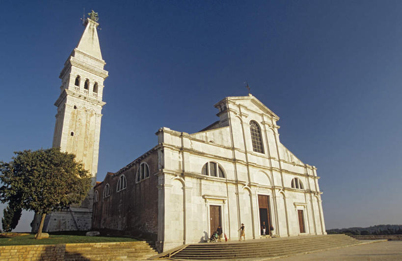 无人,家,教堂,横图,室外,白天,仰视,旅游,度假,草地,草坪,植物,标志建筑,地标,建筑,欧洲,克罗地亚,节日,房屋,屋子,文化,娱乐,建设,楼房,住宅,草,树,树木,蓝色,绿色,蓝天,天空,自然,天,祈祷,享受,休闲,健康,旅游胜地,放松,许愿,宗教,信仰,生长,晴朗,成长,纪念,祈求,基督教,天主教,信念,万里无云,克罗地亚共和国,罗维尼,伊斯特利亚省,伊斯特利亚,平安,晴空,晴空万里,彩图,低角度拍摄,房子,大教堂,礼拜堂