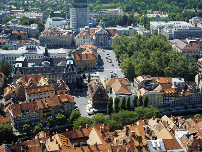 无人,家,高楼大厦,横图,俯视,航拍,室外,白天,度假,美景,植物,城市风光,城市,大厦,建筑,摩天大楼,欧洲,斯洛文尼亚,瓦片,房屋,屋顶,屋子,景观,公寓,首都,顶棚,瓦,娱乐,洋房,楼房,住宅,树,树木,绿色,自然,楼宇,享受,休闲,景色,放松,建造,生长,成长,鸟瞰,中欧,屋瓦,斯洛文尼亚共和国,卢布尔雅那,彩图,高角度拍摄,房子,大楼,高层建筑,高楼,摩天楼