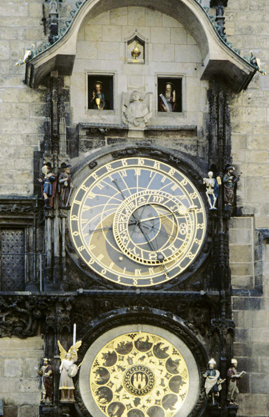 无人,竖图,室外,白天,正面,旅游,度假,名胜古迹,标志建筑,地标,建筑,欧洲,捷克,遗迹,时间,时钟,钟楼,首都,计时,古迹,文物,娱乐,建设,古建筑,钟表,享受,休闲,表,旅游胜地,放松,古文明,中欧,捷克共和国,旧城广场,布拉格广场,塔钟,布拉格,瓦茨拉夫广场,布拉格旧城广场,布拉格老城广场,布拉格天文钟,布拉格占星时钟,天文钟,钟,彩图