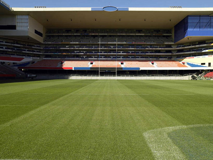 无人,足球场,体育馆,运动场,横图,室外,白天,正面,锻炼,旅游,度假,运动,草地,草坪,植物,看台,娱乐,体育场,草,蓝色,绿色,蓝天,天空,天,享受,休闲,放松,晴朗,室外运动,绿茵场,户外运动,万里无云,运动馆,晴空,晴空万里,彩图,健身,足球比赛场地