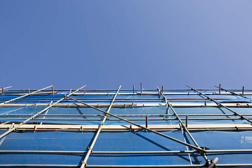 无人,横图,室外,白天,仰视,支架,架子,脚手架,施工,蓝色,蓝天,天空,建筑工地,天,晴朗,支撑,固定,万里无云,地盘,建筑地盘,施工地盘,晴空,晴空万里,彩图,低角度拍摄,工地,稳固