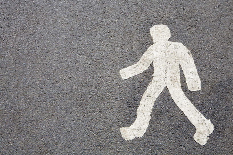 一个人,无人,走,横图,俯视,室外,特写,白天,道路,路,人行横道,指示牌,仅一个男性,仅一个人,标志,路标,人行道,小路,地面,交通,标识,路牌,仅一个年轻男性,人行横道线,男人,男性,年轻男性,斑马线,步行,散步,走路,彩图,高角度拍摄,全身