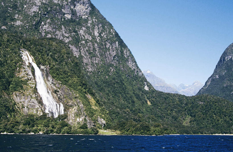 无人,公园,横图,室外,白天,正面,旅游,度假,湖,湖泊,石头,美景,瀑布,山,山脉,树林,水,峡谷,植物,新西兰,飞溅,溅,石子,液体,湖面,景观,山峰,水滴,水流,水面,山谷,山峦,娱乐,水珠,树,树木,蓝色,绿色,蓝天,天空,自然,湖水,群山,天,享受,休闲,景色,放松,生长,晴朗,成长,国家公园,岩层,喷洒,自然风光,大洋洲,万里无云,纽西兰,长白云之乡,峡湾国家公园,米尔福德峡湾,跌水,石块,岩石,晴空,晴空万里,彩图