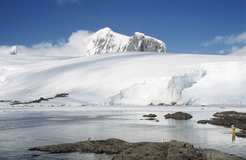 无人,横图,室外,白天,仰视,旅游,度假,南极,冰山,河流,礁石,石头,美景,山,水,阴影,光线,石子,影子,冰,河水,景观,山峰,水流,云,云朵,山峦,云彩,娱乐,冰川,蓝色,白云,蓝天,天空,阳光,自然,天,享受,休闲,景色,放松,寒冷,晴朗,冰冷,自然风光,南极洲,冰河,严寒,冰凉,酷寒,凛冽,凛凛,极冷,南极大陆,南极地区,南极区,南极圈,第七大陆,礁,石块,岩石,晴空,彩图,低角度拍摄